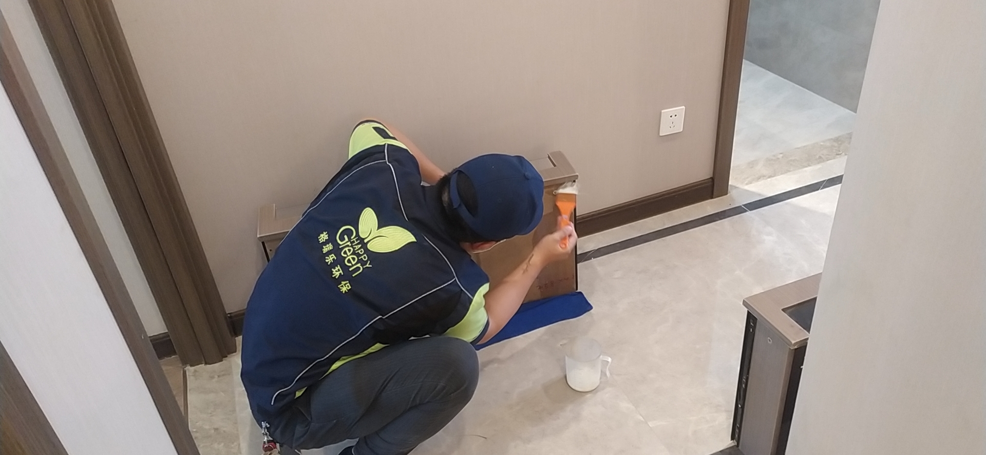 第3招 | 针对家具、建材表面,光触媒长效保护;再利用“绿快” 光触媒长效空气净化剂,对家具建材进行长效保护处理。绿快光触媒产品,采用纳米级TiO2具有纯度高、成膜性好、适用光谱宽的特点。在物面上形成韧性薄膜,长效分解甲醛、TVOC等污染,净化空气。