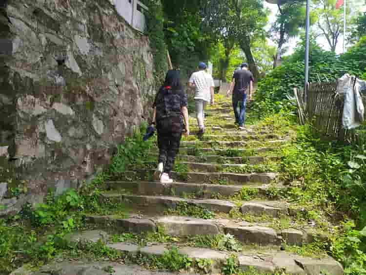 格瑞乐环保团建活动第二站--东方山。经过上午黄石国家矿山公司的团建，格瑞乐的小伙伴们对团建的热情逐渐的高涨起来，一到东方山脚下小伙伴就开始对自己进行全方位的消毒，手上、鞋底、衣服上都喷上了消毒酒精，准备好之后立马就开始了登山。