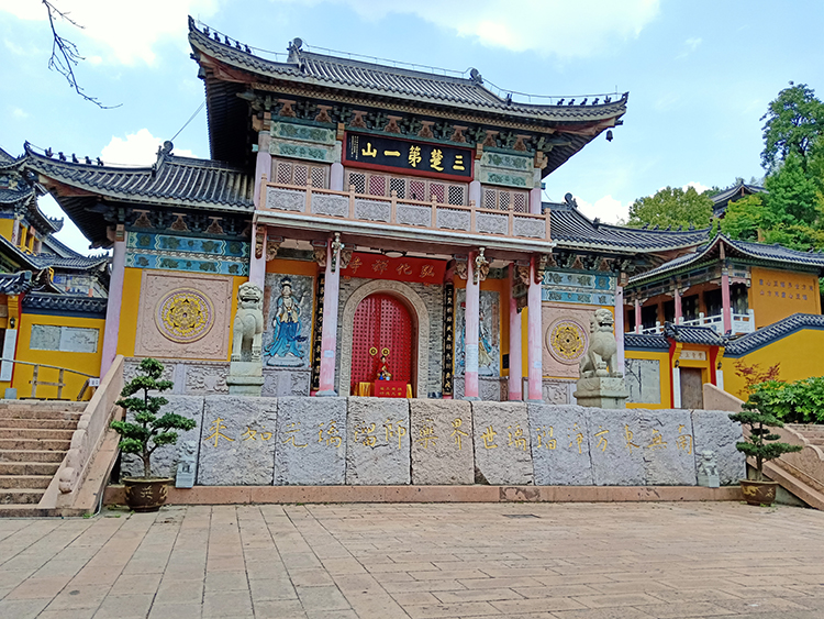 俗话说“问道武当，拜佛东方”东方山坐落在湖北黄石市下陆区，是省风景名胜区及省级森林公园、国家4A旅游风景区，保存有青松倒插、白莲频开、铁牛懒卧、石船高撑、月涌禅关、仙履日暄、灵泉卓锡、道洞云停”等古八景。（疫情期间只有部分对外开放）