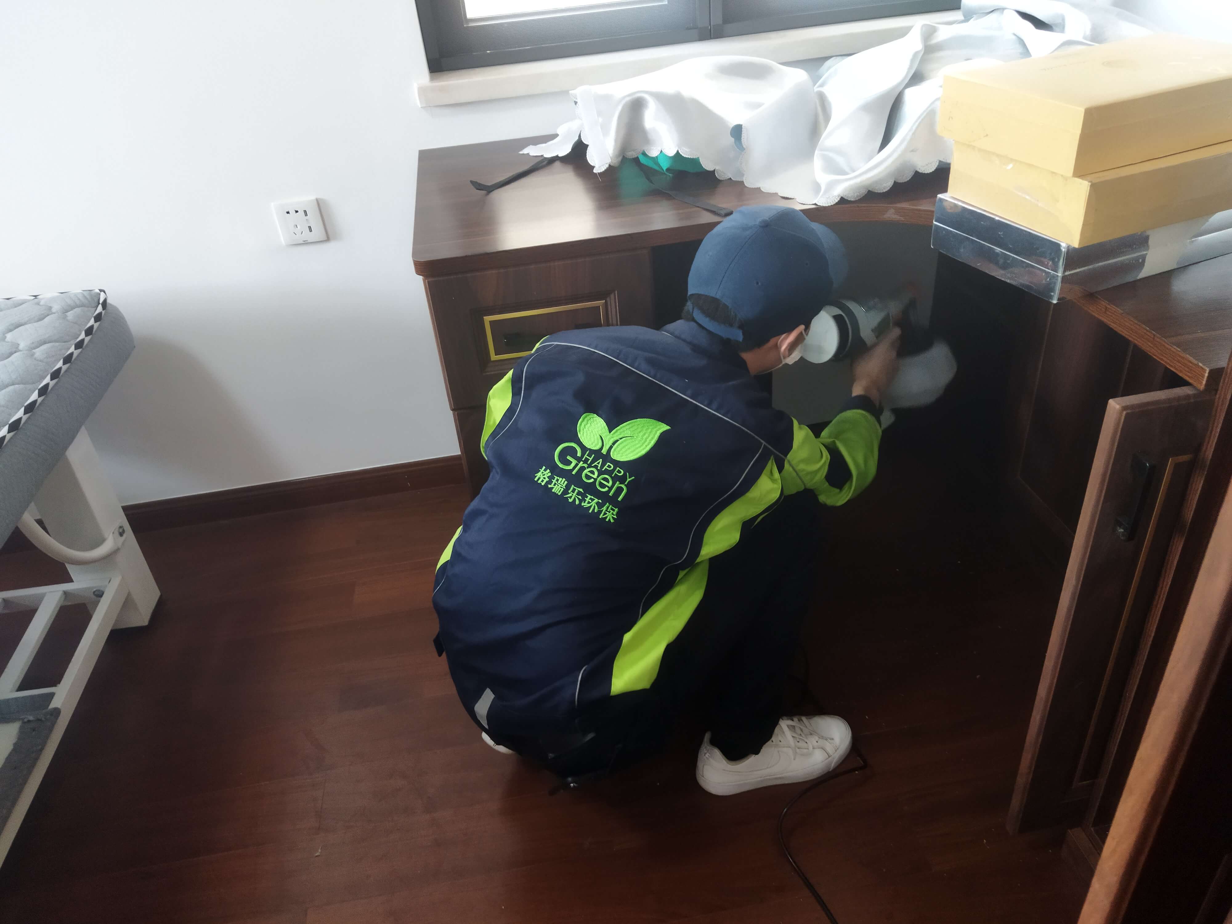 新房餐厅的餐边柜上，摆放着格瑞乐除甲醛的餐具消毒盒。