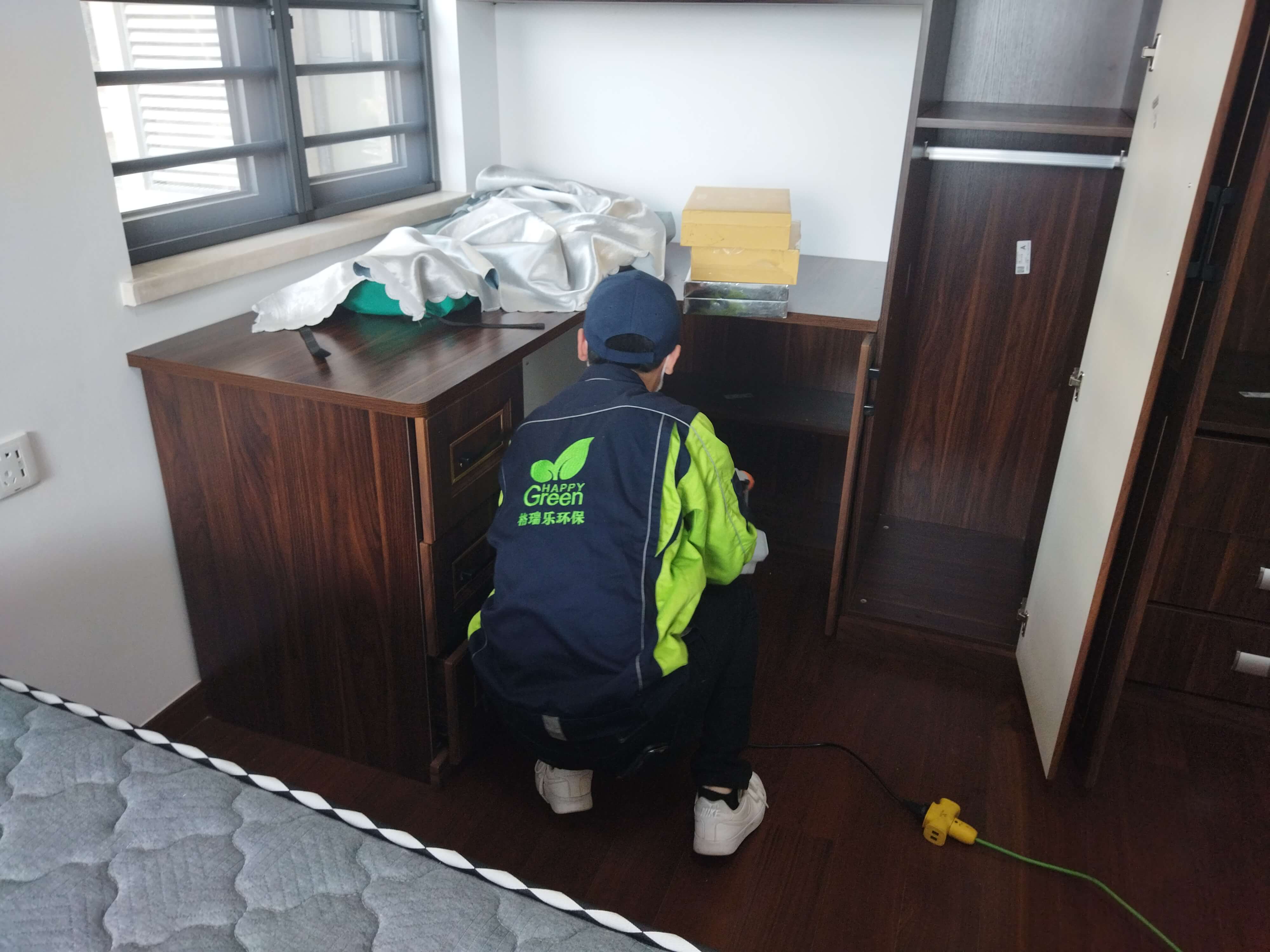 格瑞乐除甲醛团队在新房地下室，对储物架的金属部件进行除甲醛防腐蚀处理。