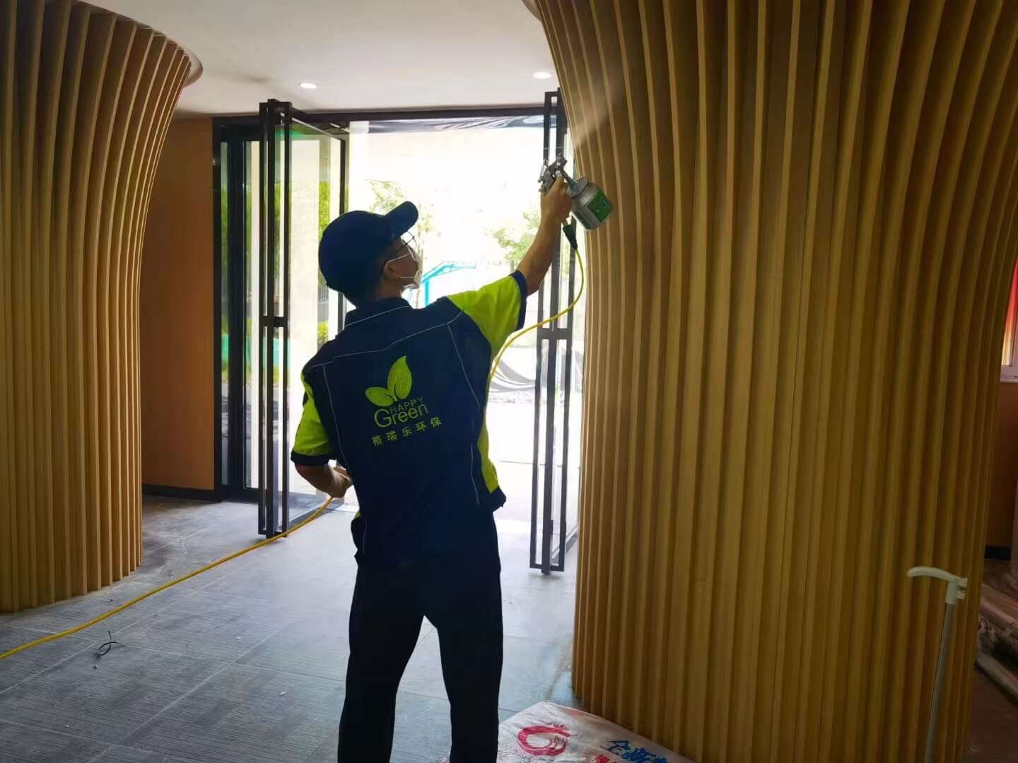 书房窗台边，摆放着格瑞乐除甲醛小型植物净化器，结合植物和产品净化周边家具空气。