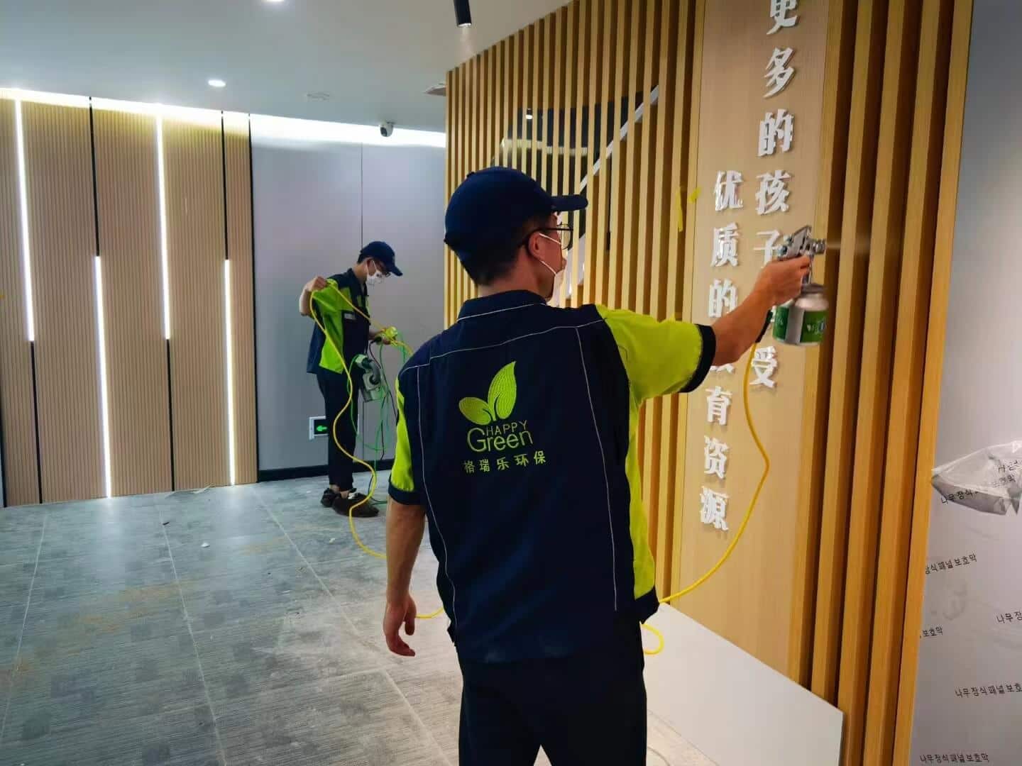 展示新房家具除甲醛前后，室内空气质量检测报告中关于家具周边甲醛含量的详细数据对比。