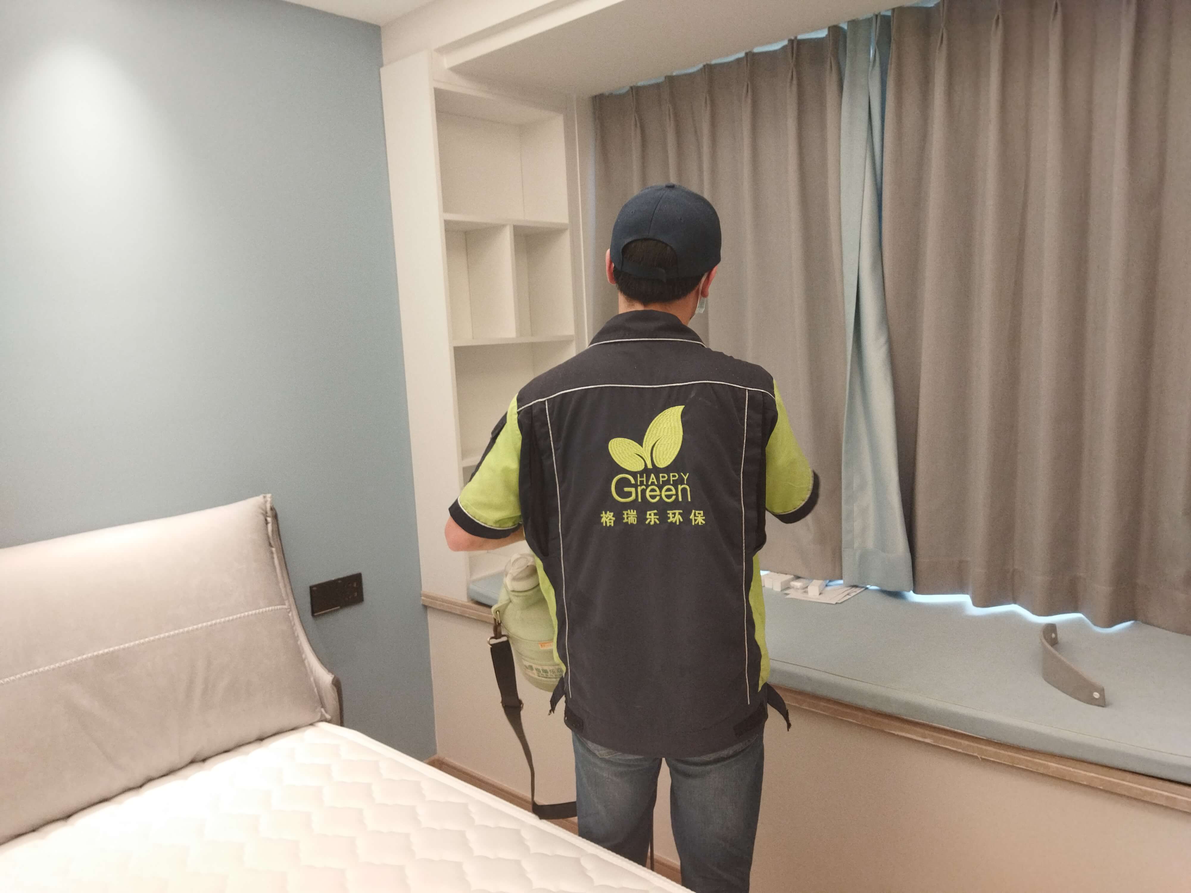 特写卫生间瓷砖铺贴现场，工人使用格瑞乐除甲醛密封胶填充瓷砖缝隙，防止甲醛从缝隙散发。