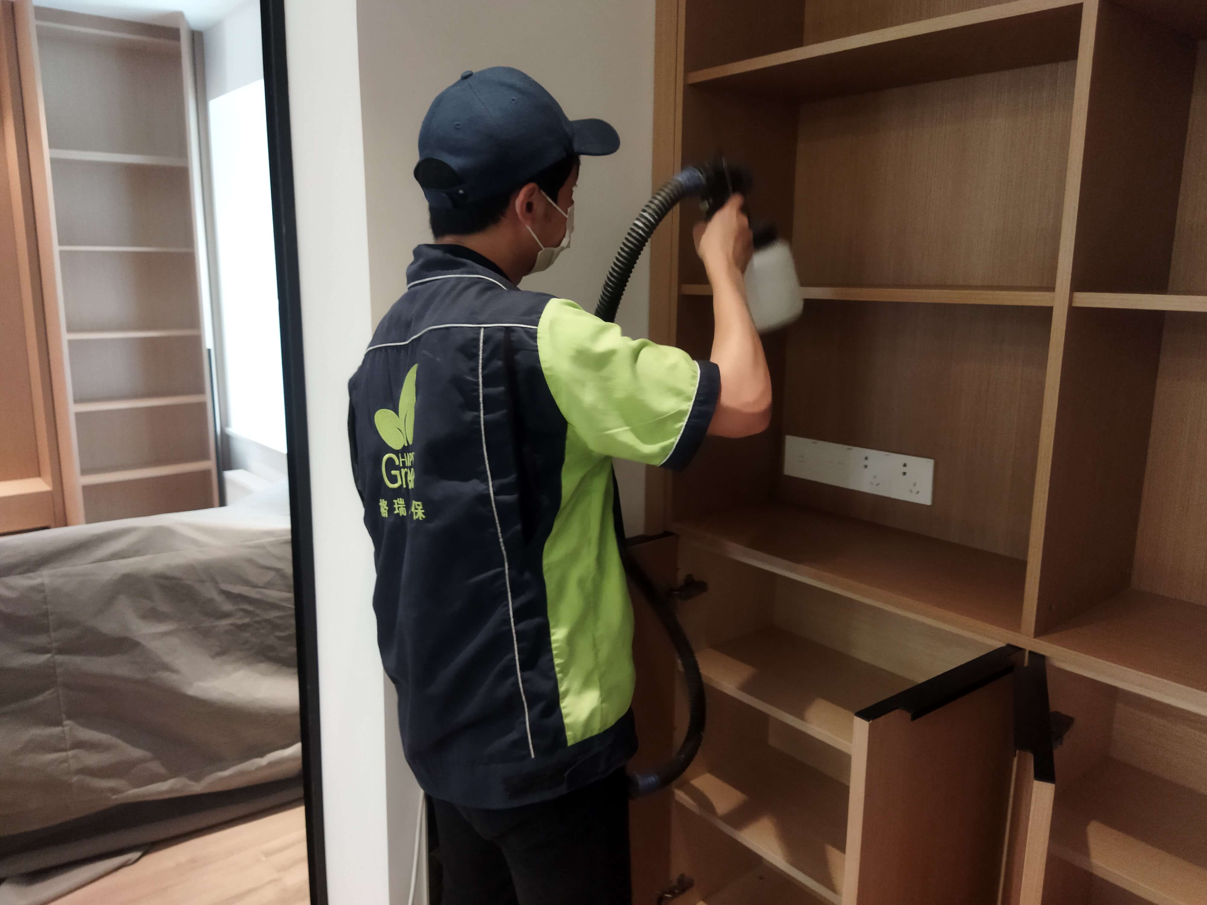 新房走廊处，装修师傅对吊顶龙骨喷涂格瑞乐除甲醛抗菌剂，保障顶部空间空气质量。