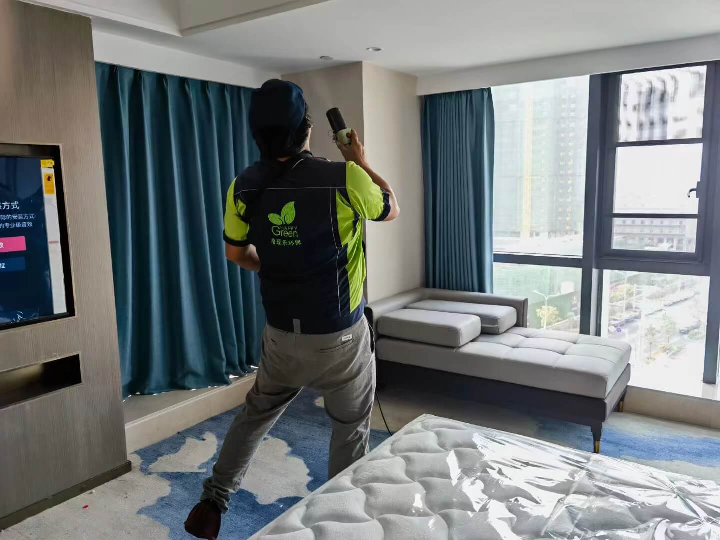 厨房中，工人打开橱柜门，使用刷子把格瑞乐除甲醛凝胶均匀涂抹在橱柜内部的每一块搁板上。