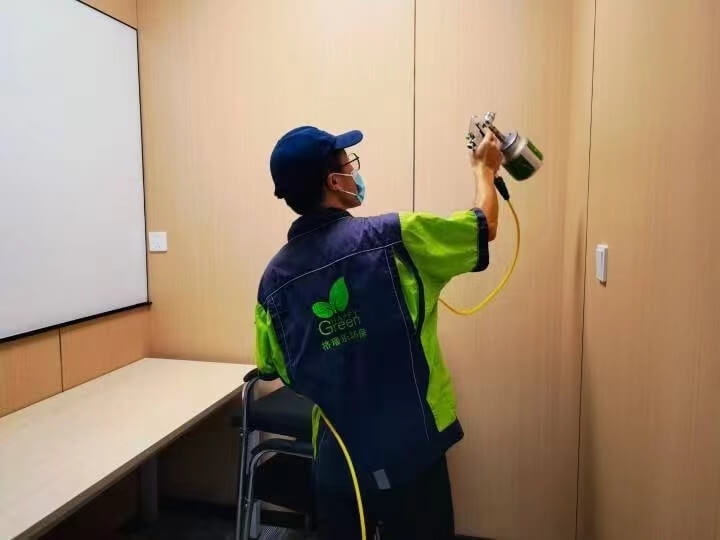 卧室中，安装师傅在组装板式衣柜时，对每一块板材的拼接缝隙均匀涂抹格瑞乐除甲醛密封胶，有效阻止甲醛逸出。