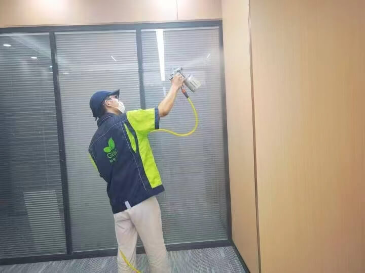 书房内，工作人员将格瑞乐除甲醛纳米矿晶包整齐排列在木质书架的每一层，尤其在书籍密集区域加强放置。
