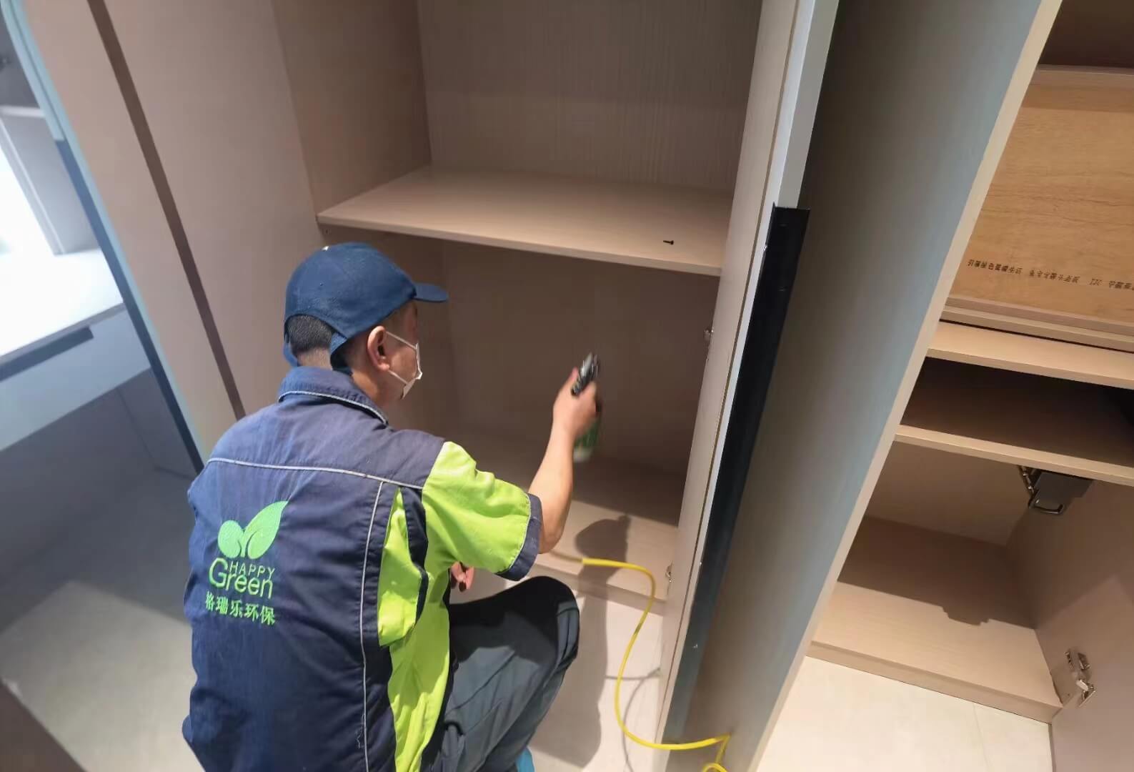书房内，工作人员把格瑞乐除甲醛活性炭包整齐摆放在书架的各个角落，尤其是书籍较多的地方。