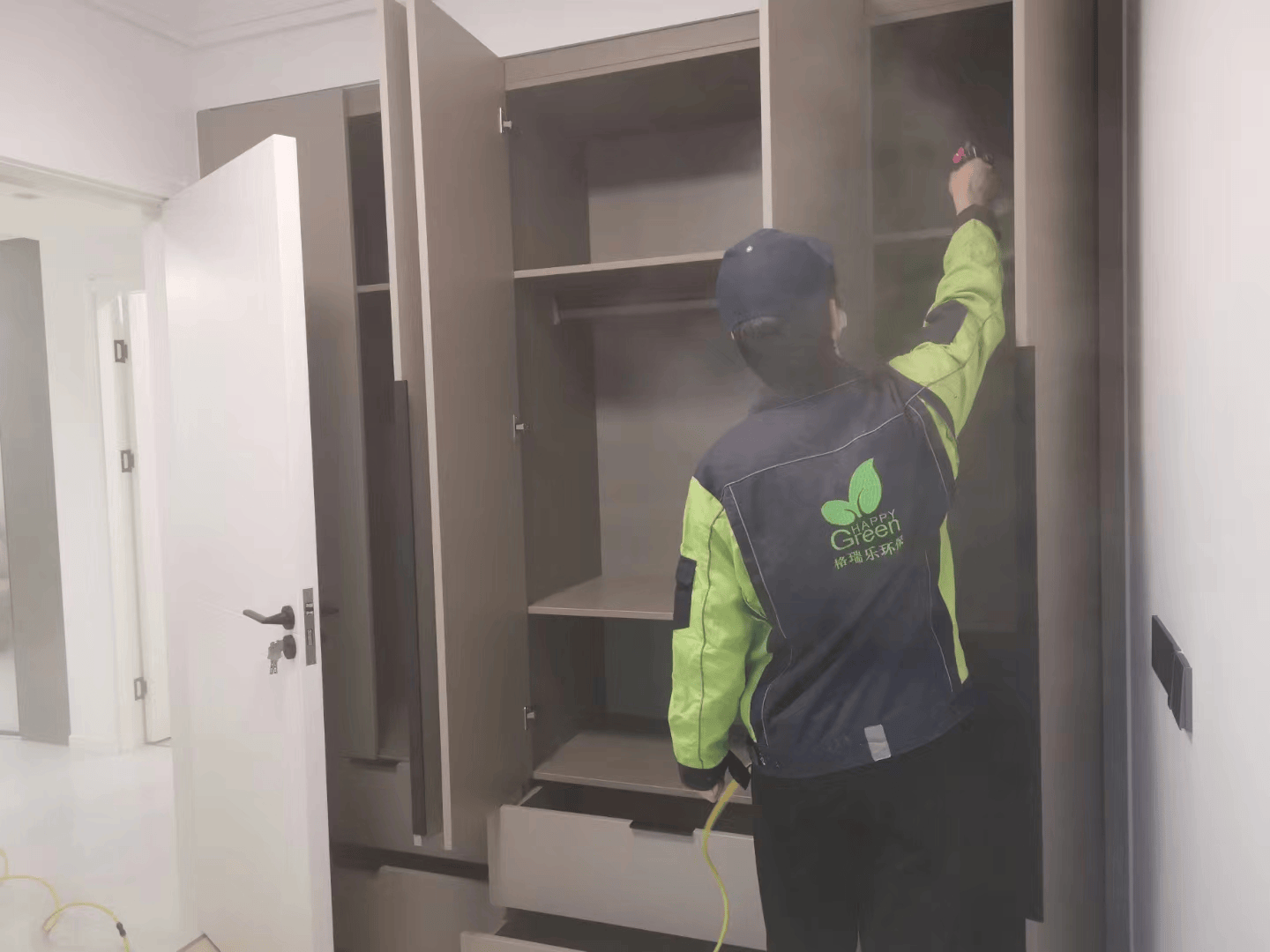在新房客厅，检测人员从工具箱中取出高精度甲醛检测仪器，仔细检查仪器外观是否完好。