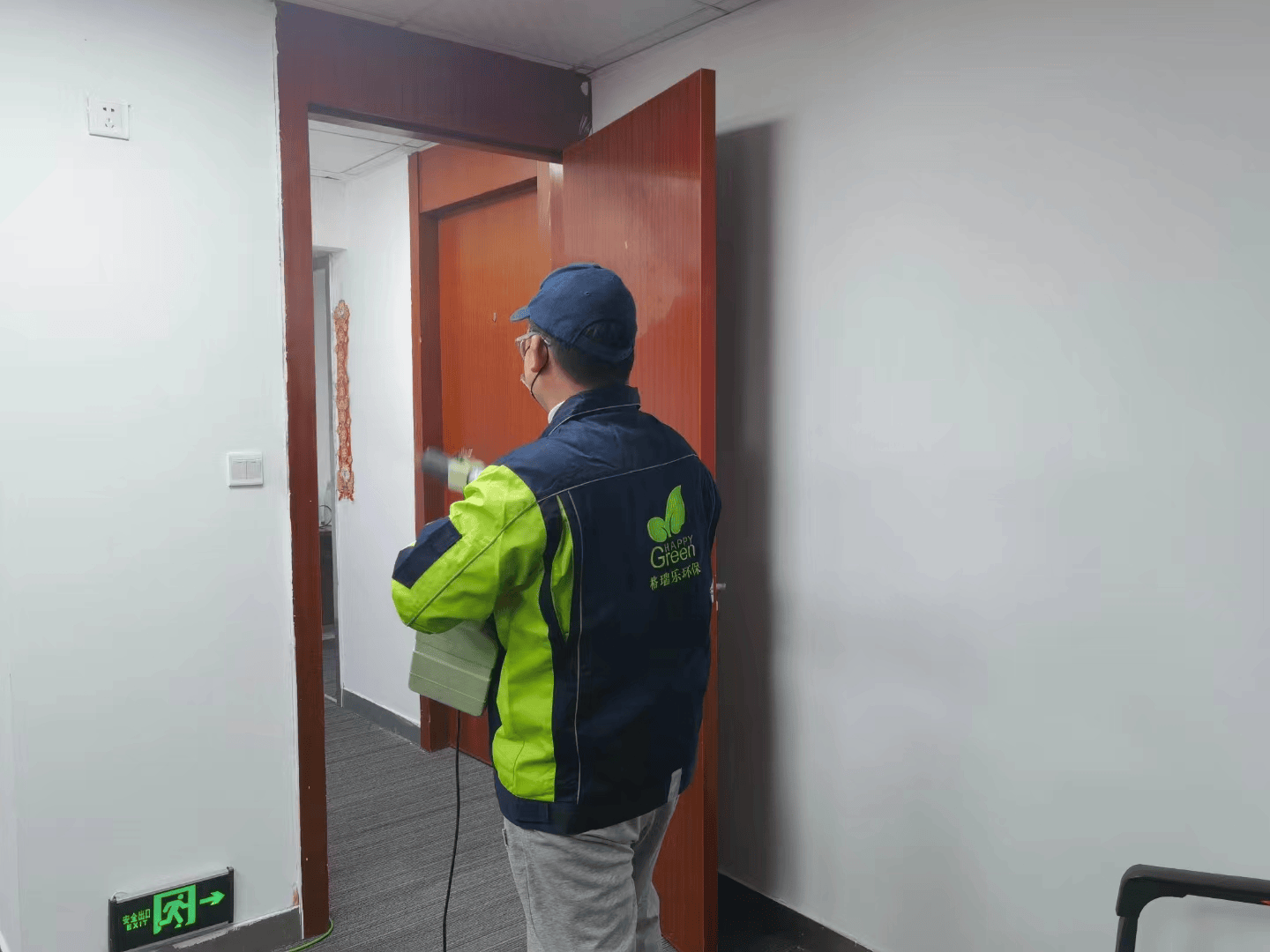 儿童房里，检测人员把检测仪器放置在儿童书桌旁，严谨收集书桌周边的空气样本，确保检测数据准确。