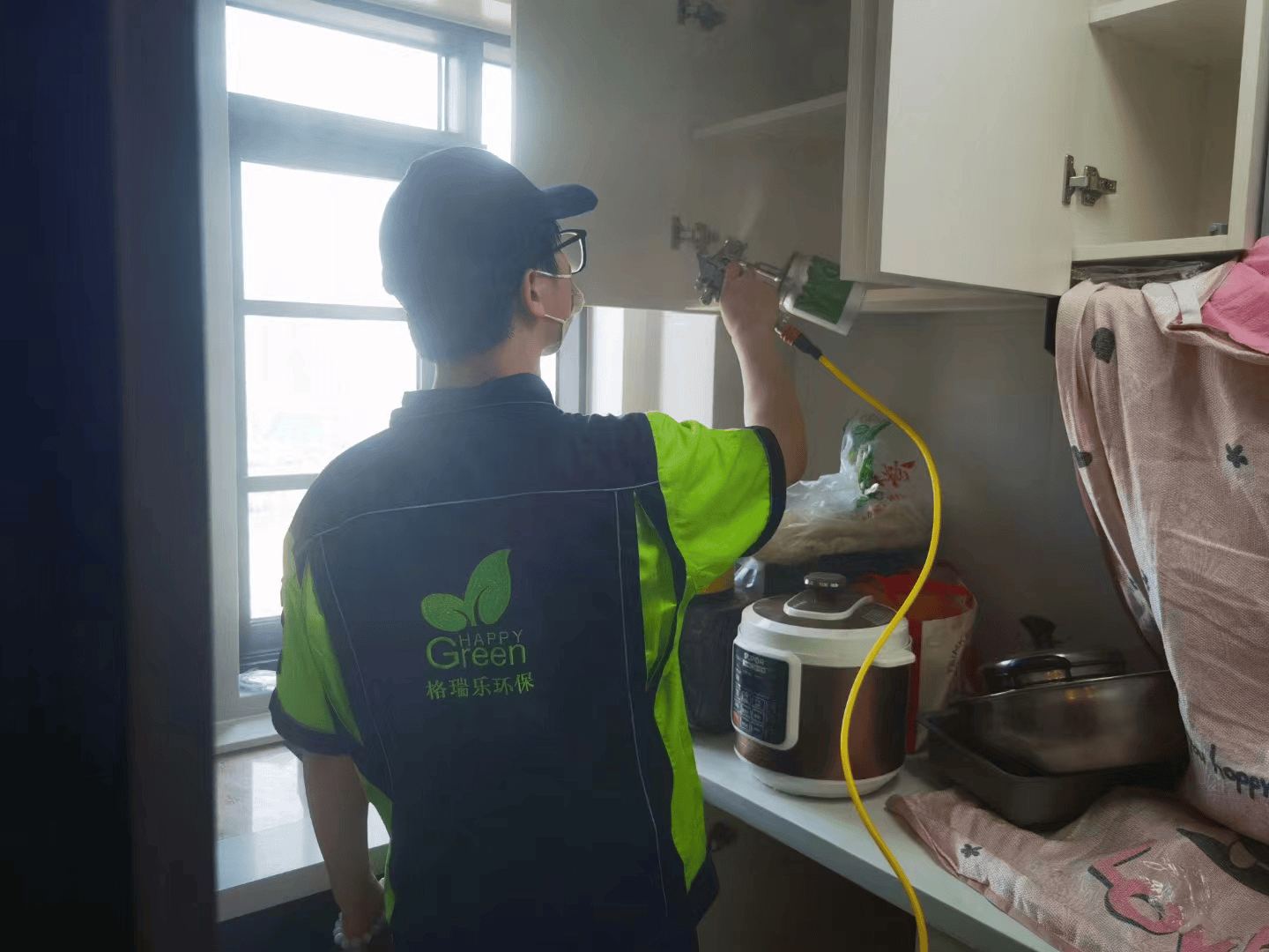 阳台边，格瑞乐人员告知业主通风在家具除醛过程中的重要性，并现场示范如何合理利用阳台的窗户开启方式和通风时间，以加速家具甲醛的排出，还建议业主可以在阳台种植一些有助于净化空气的绿植。