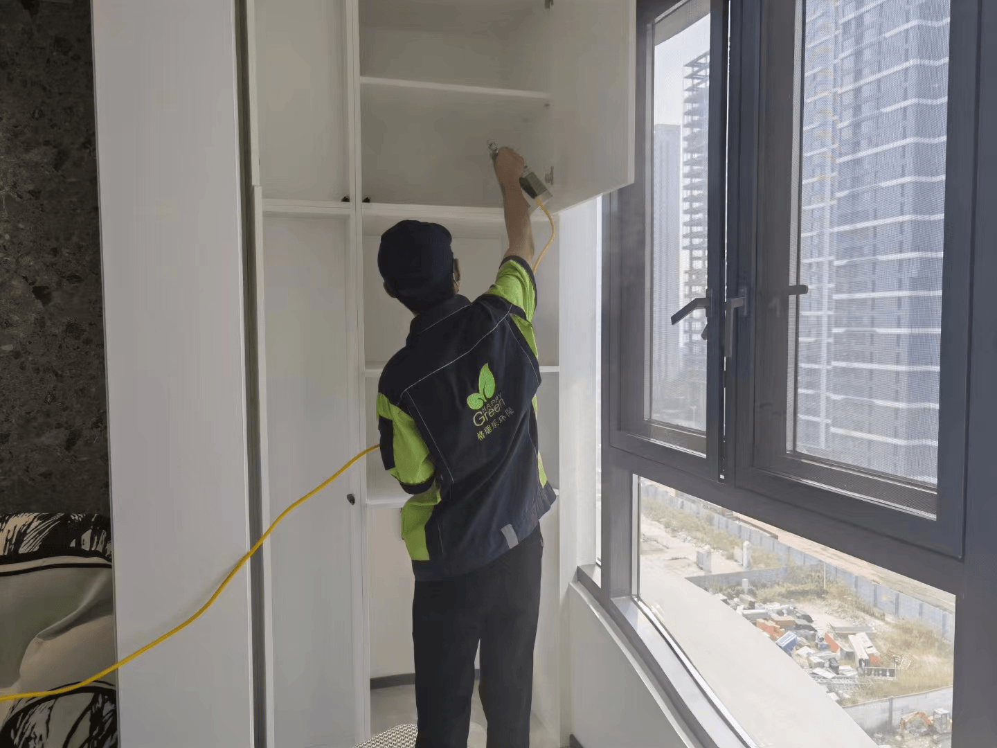 书房内，工作人员开启光触媒设备，蓝色光照在书桌抽屉内部，利用光触媒分解特性，对抽屉内部进行高效除醛，整个抽屉被蓝色光笼罩，充满科技感。